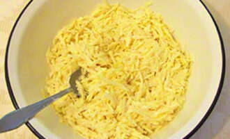 Добавьте в картофельную массу вторую часть сыра и оставшуюся сметану, перемешайте.