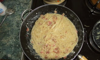 Отвариваем в подсоленной воде спагетти и добавляем их к бекону. Заливаем соусом и аккуратно размешиваем, чтобы все ингредиенты равномерно распределились.