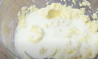 Как приготовить пышный рассыпчатый манник на молоке в духовке? Манную крупу помещаем в миску и заливаем указанным количеством молока. Перемешиваем и оставляем на двадцать-тридцать минут, чтобы манка размягчилась.