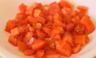 Как приготовить простой салат с красной рыбой? Промываем помидоры под холодной водой, нарезаем их кубиками и кладем в небольшую салатницу. Для салата рекомендуется использовать твердые и не слишком сочные овощи, чтобы не было лишней влаги в блюде.