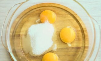 В это время отдельно разбиваем три яйца и смешиваем их с сахаром, солью и ванилином. Взбиваем до однородности и легкой пенки.
