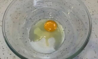 Затем разбейте куриное яйцо.