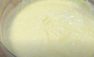 Следом выкладываем яично-сахарную массу со сливочным маслом. Тщательно смешиваем венчиком все вместе. 