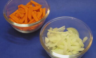 Чтобы приготовить вкусное блюдо из куриных желудков, чистим овощи. Морковь нарезаем брусочками, а лук полукольцами.