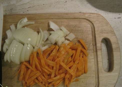 Куриная печень с луком и морковью на сковороде