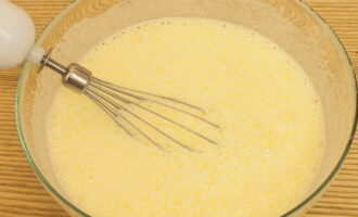 В отдельной миске взбейте яйца с сахаром, добавьте взбитую массу к набухшей манке.