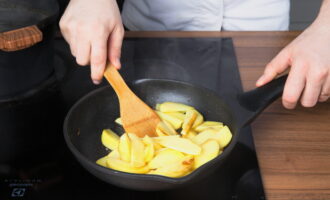 Разогреваем сковороду с растительным маслом и обжариваем в нем картофель 10-15 минут.