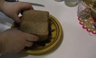 Полностью остудите хлеб из ржаной муки и подавайте к столу.