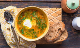 Горячий суп разливаем по тарелкам. Его можно дополнить свежей зеленью и сметаной. Готово, можно подавать к столу!