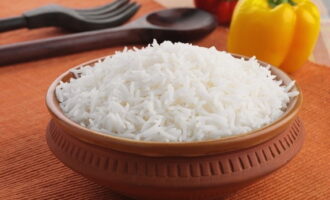 Готовый рис пробуем на вкус, аккуратно размешиваем и раскладываем по порционным тарелкам. Рассыпчатый гарнир для домашнего обеда можно подавать к столу!
