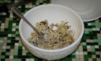 В небольшую тарелку помещаем соль, горошины черного перца и зубчики чеснока. Растираем содержимое до образования ароматной кашицы.
