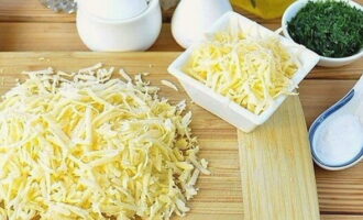 Сыр натрите на крупной терке. Отмерьте 50 грамм для начинки.
