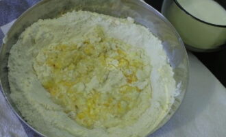 Во время готовки бульона можно заняться тестом для лапши. Просеиваем муку и добавляем в нее яйца и соль, тонкой струей вливаем теплое молоко.