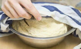 Муку, яйца, соль и воду перемешать до однородной массы, разделить тесто на несколько кусков. 