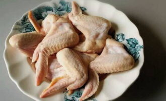 Как запечь куриные крылышки с хрустящей корочкой в духовке? Крылышки промываем в холодной воде и обсушиваем с помощью бумажных полотенец.