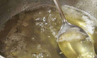 Из сахара, воды и сока лимона приготовить сироп: нагреть все в кастрюле и довести до кипения, но не кипятить.