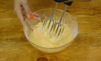 Приготовление торта стоит начать с крема. Нам необходимо соединить яичные желтки, крахмал и сахар. Взбиваем получившуюся смесь на протяжении нескольких минут. Она должна стать полностью однородной. 