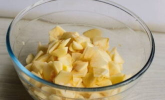 Для приготовления начинки моем яблоки, снимаем с них кожуру и разрезаем на кусочки, предпочтительнее кубиками. Посыпаем их лимонной кислотой, чтобы яблоки не потемнели.