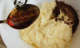 Готовый крем разложить в разные формы, одну часть оставить как есть, во вторую добавить какао и коньяк и перемешать. 