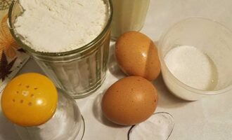 Как испечь заварные блины на кефире с кипятком? Яйца хорошенько взбиваем с солью и сахаром.