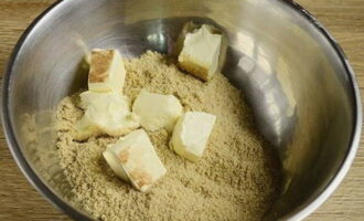 Сливочное масло оставляем при комнатной температуре на 30 мин., чтобы оно было мягким. Затем смешиваем его с крошкой из печенья, должна получится однородная масса, похожая по текстуре на тесто.