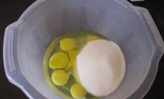 В глубокой миске смешайте яйца и сахар.