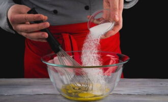 Как приготовить блинный торт в домашних условиях? Яйца взбейте с сахаром и солью.