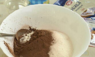Как приготовить простой постный торт в домашних условиях? В миске смешайте просеянную муку, какао-порошок, сахар и разрыхлитель для теста.