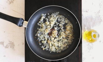 Как приготовить вкусный борщ с квашеной капустой? Говядину заливаем водой и ставим на плиту. Пока варится бульон, подготовим остальные ингредиенты. Измельчаем репчатый лук и жарим его до прозрачности на растительном масле.