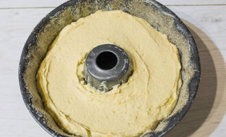 Форму диаметром 26 см смазываем сливочным маслом и присыпаем панировочными сухарями. Заливаем в форму тесто и ставим в разогретую до 180оС духовку. Кекс выпекаем 40-45 минут. Готовность проверяем с помощью спички.