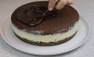 Для глазури растапливаем шоколад со сливочным маслом. Полученной смесью обмазываем поверхность торта. Десерт ставим в холодильник до застывания. Нежный торт птичье молоко готов. Делите его на порционные кусочки и подавайте к столу!