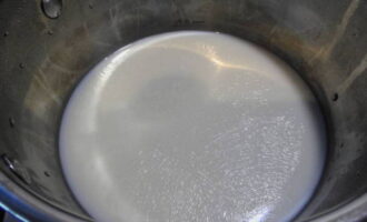 Одну третью часть молока выливаем в металлическую посуду. Доводим продукт до кипения и сразу же убираем с плиты.