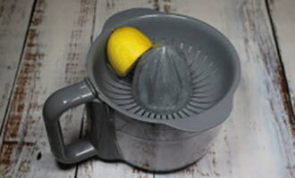 Любым удобным способом выдавите сок из лимона.