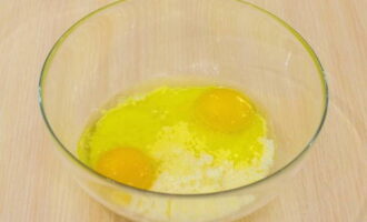 Разбейте в миску два яйца, перемешайте до однородности.