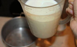 В отдельную кастрюлю влейте молоко, сильно нагрейте его, но не кипятите. Затем молоко влейте в желтковую массу и быстро перемешайте.