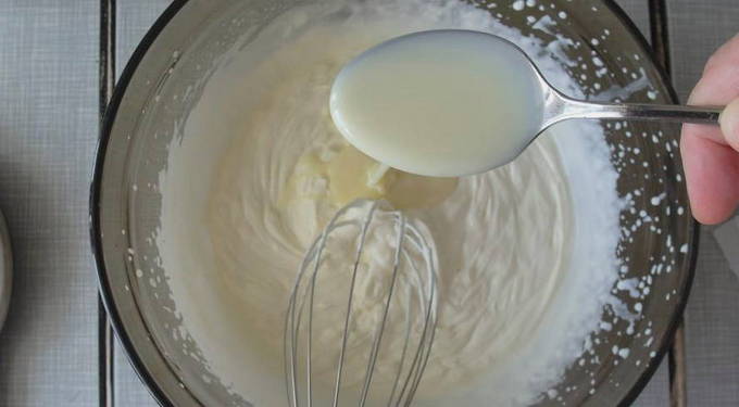 Мороженое пломбир ванильный в вафельном стаканчике
