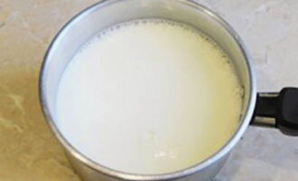 В кастрюлю с толстым дном влейте молоко и поставьте ее на плиту.