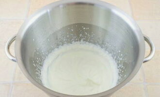 В отдельной посуде соединяем жирные сливки с оставшимся сахаром. Сюда же добавляем и ванильный продукт. Также взбиваем до густоты.