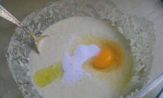 В подросшую опару добавьте столовую ложку растительного масла и яйцо, перемешайте массу до однородности.