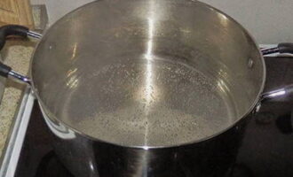 На плиту поставьте кастрюлю с водой. В кипящую воду всыпьте соль и сахар.