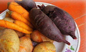 Свеклу, морковь и картофель остудите и очистите.