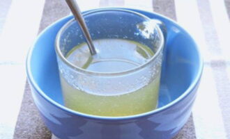 Быстродействующий желатин разведите в 2/3 стакана воды и оставьте на 10 минут. Затем поместите стакан с желатином в горячую воду и полностью растворите желатиновые гранулы.