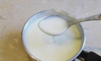 В еще прохладное молоко всыпьте манную крупу. Пока нагревается молоко, постоянно помешивайте кашу.