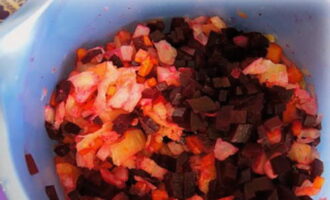 Овощи нарежьте кубиками небольшого размера, переложите их в миску. Салат посолите, добавьте перец и заправьте подсолнечным маслом. 
