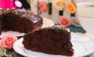 Запекайте шоколадный торт в духовке, разогретой до 180 градусов 45-50 минут. По желанию перед подачей полейте торт глазурью или вареньем.