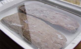 Куски мяса промываем под водой от излишков соли. После вымачиваем в холодной воде.