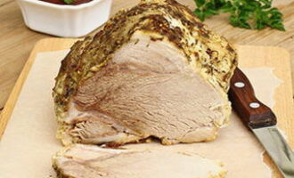 Когда мясо будет готово, оставьте его в духовке до полного остывания. Ароматную свинину нарежьте и подавайте на стол.