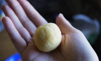 Формируем из плотного сырного теста гладкие шарики небольшого размера.