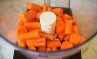 Морковь делим на небольшие куски и погружаем в чашу блендера.