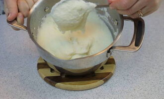 Для крема варим манную крупу на молоке с сахаром.